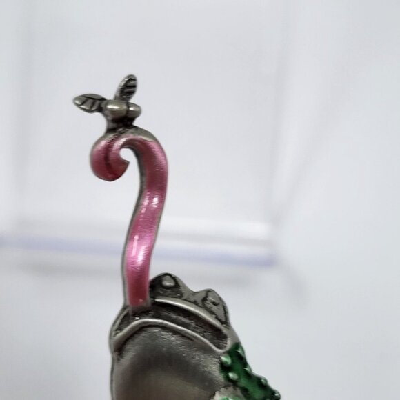 Vintage JJ Pewter Frog toad Brooch Pin Catching Bug 2 Inches - Picture 2 of 6